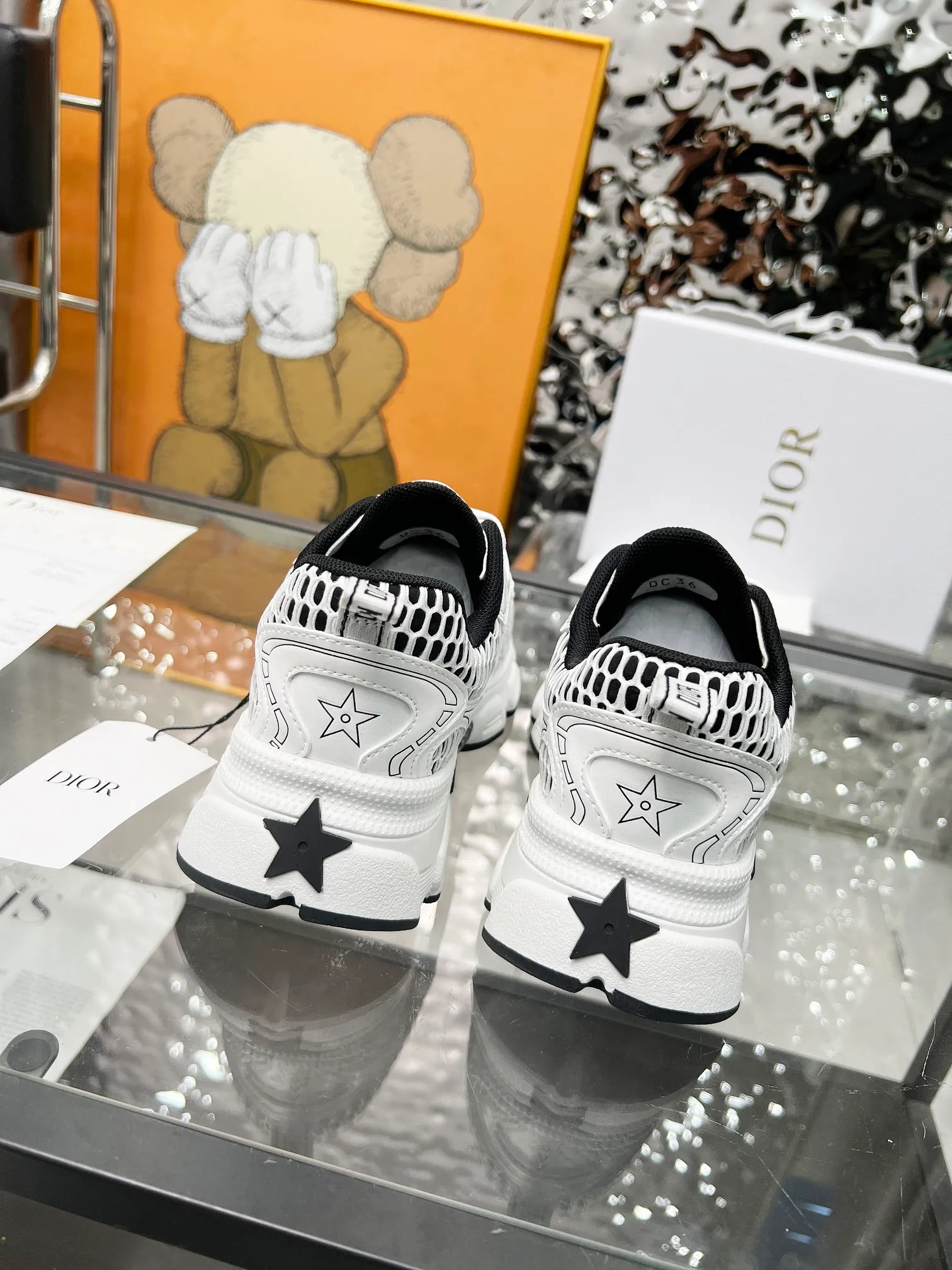 [Dior Dior] P: 580💰 ♺ Size: Female 35-41 Male 39-45 (Female 40.41 Male 45 custom-made) This Dior Chrono sneaker is a new product for the fall of 2024, reinterpreting running shoes in Dior's high-end style. White mesh fabric is paired with nude and silver-toned laminated leather-effect panels, and the CD logo on the sides, star patch on the tongue and Dior logo on the heel are many details to highlight the style. Featuring two-tone laces, a lightweight sole and star embellishments for a casual look all year round.